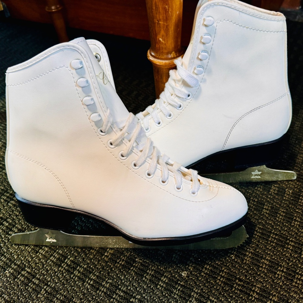 CCM Figure Skates Ice Skates Color White Size 8